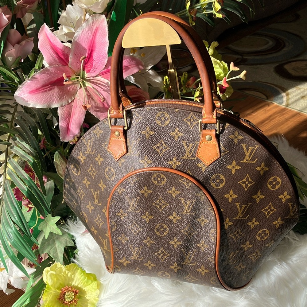 LOUIS VUITTON Ellipse in fabulous pre-loved condition.   Authenticated
